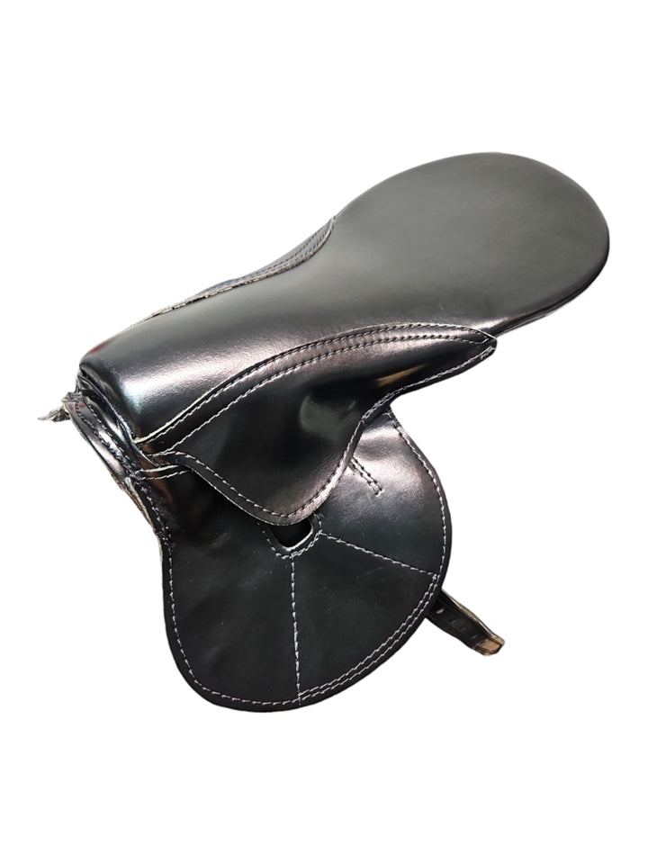 Lightweight Kevlar racing saddle by KBL, features Clarino leather and double nylon webbing, ideal for jockeys.